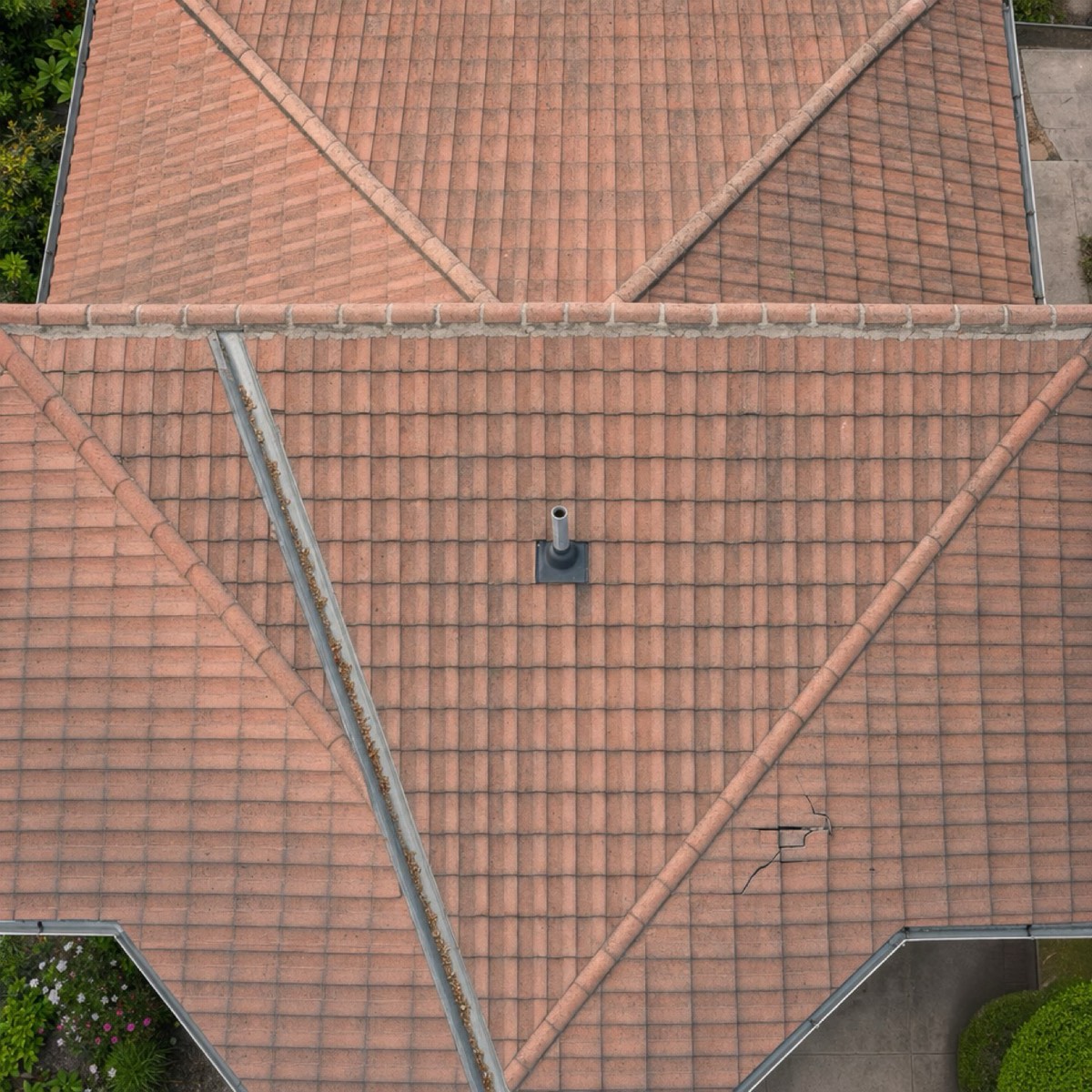 Drone top-down photograph of an aging concrete-tile hip roof with three marked defect zones